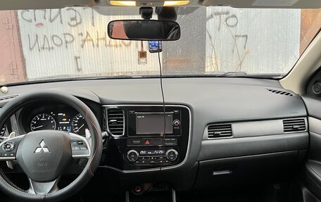 Mitsubishi Outlander III рестайлинг 3, 2013 год, 1 300 000 рублей, 9 фотография