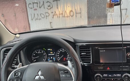 Mitsubishi Outlander III рестайлинг 3, 2013 год, 1 300 000 рублей, 10 фотография
