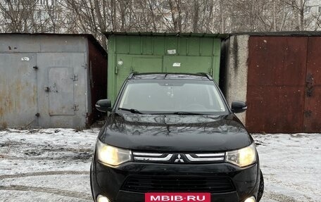 Mitsubishi Outlander III рестайлинг 3, 2013 год, 1 300 000 рублей, 3 фотография
