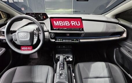 Toyota Prius IV XW50, 2024 год, 3 945 000 рублей, 5 фотография