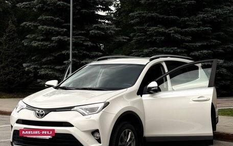 Toyota RAV4, 2017 год, 3 050 000 рублей, 2 фотография