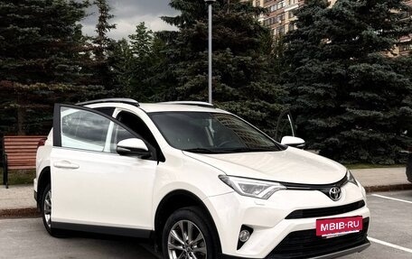 Toyota RAV4, 2017 год, 3 050 000 рублей, 5 фотография