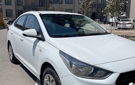 Hyundai Solaris II рестайлинг, 2017 год, 900 000 рублей, 2 фотография