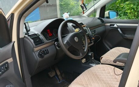 Volkswagen Touran III, 2010 год, 650 000 рублей, 4 фотография