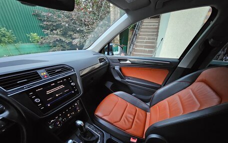 Volkswagen Tiguan II, 2018 год, 2 080 000 рублей, 2 фотография
