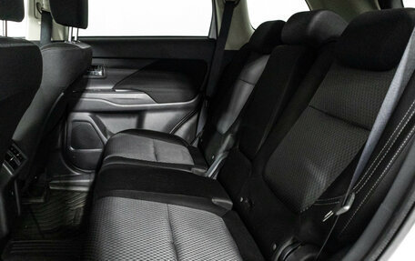 Mitsubishi Outlander III рестайлинг 3, 2018 год, 2 079 700 рублей, 10 фотография
