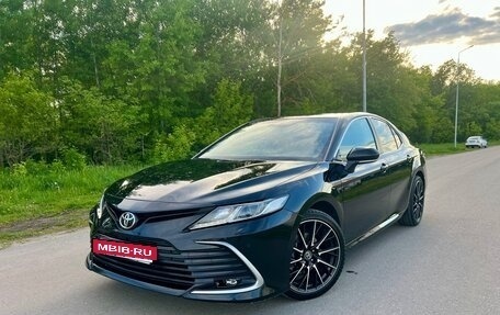 Toyota Camry, 2021 год, 3 240 000 рублей, 2 фотография
