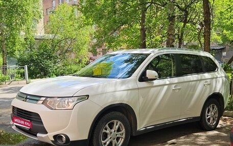 Mitsubishi Outlander III рестайлинг 3, 2014 год, 1 400 000 рублей, 1 фотография