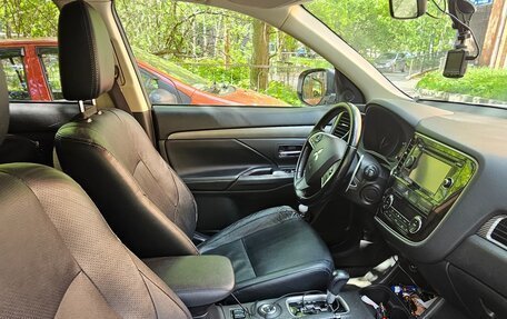 Mitsubishi Outlander III рестайлинг 3, 2014 год, 1 400 000 рублей, 3 фотография