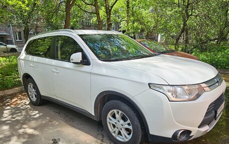 Mitsubishi Outlander III рестайлинг 3, 2014 год, 1 400 000 рублей, 2 фотография
