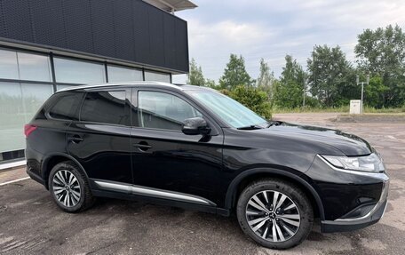 Mitsubishi Outlander III рестайлинг 3, 2019 год, 1 899 000 рублей, 3 фотография