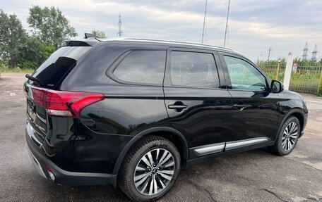 Mitsubishi Outlander III рестайлинг 3, 2019 год, 1 899 000 рублей, 4 фотография