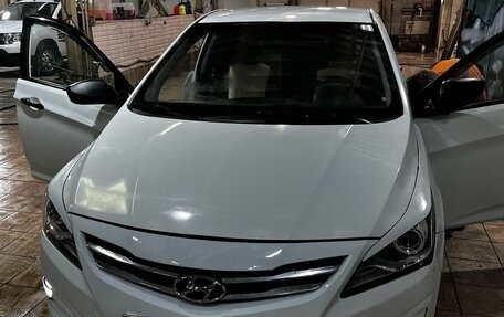 Hyundai Solaris II рестайлинг, 2015 год, 630 000 рублей, 1 фотография