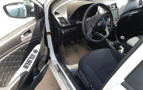 Hyundai Solaris II рестайлинг, 2015 год, 630 000 рублей, 5 фотография