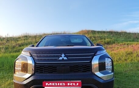 Mitsubishi Outlander, 2021 год, 3 700 000 рублей, 2 фотография