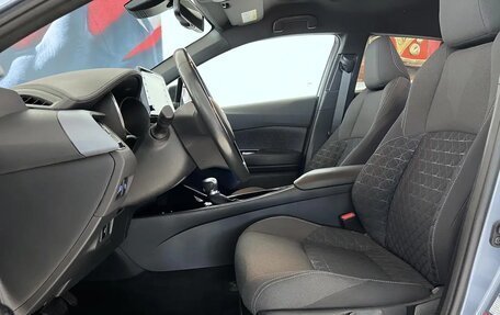 Toyota C-HR I рестайлинг, 2023 год, 2 400 000 рублей, 8 фотография