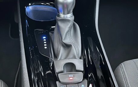 Toyota C-HR I рестайлинг, 2023 год, 2 400 000 рублей, 14 фотография