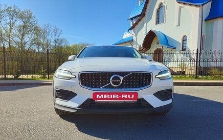 Volvo V60 Cross Country II, 2020 год, 3 900 000 рублей, 4 фотография