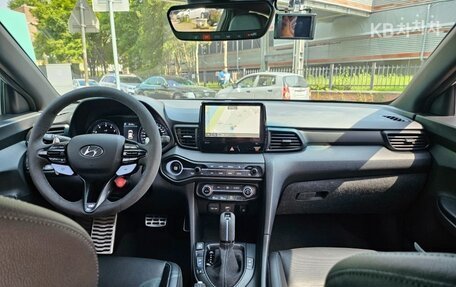Hyundai Veloster II, 2022 год, 2 750 000 рублей, 9 фотография