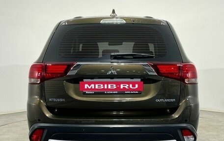 Mitsubishi Outlander III рестайлинг 3, 2018 год, 1 900 000 рублей, 3 фотография