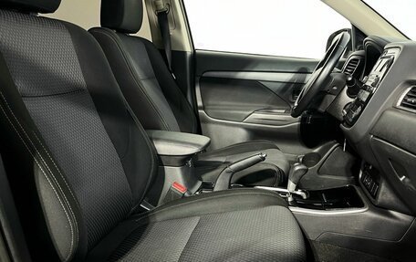 Mitsubishi Outlander III рестайлинг 3, 2018 год, 1 900 000 рублей, 15 фотография