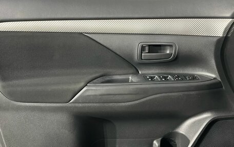 Mitsubishi Outlander III рестайлинг 3, 2018 год, 1 900 000 рублей, 17 фотография