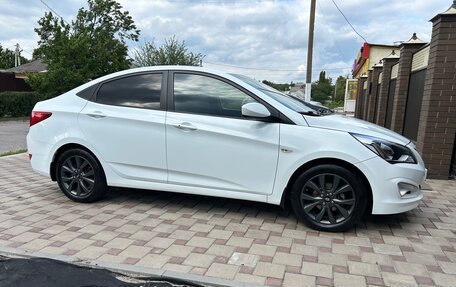 Hyundai Solaris II рестайлинг, 2015 год, 1 050 000 рублей, 4 фотография