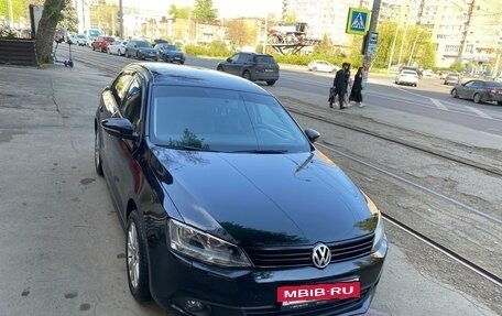 Volkswagen Jetta VI, 2013 год, 1 200 000 рублей, 2 фотография