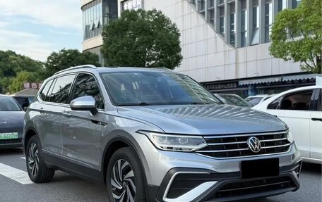 Volkswagen Tiguan II, 2022 год, 2 620 000 рублей, 3 фотография