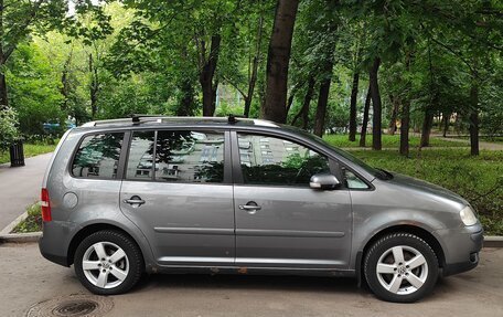 Volkswagen Touran III, 2006 год, 600 000 рублей, 2 фотография