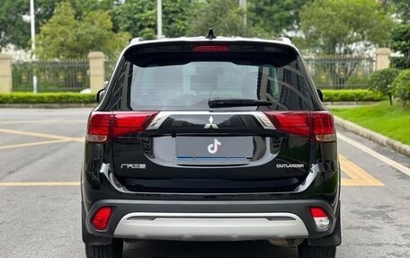 Mitsubishi Outlander III рестайлинг 3, 2021 год, 1 850 000 рублей, 5 фотография