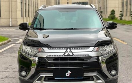Mitsubishi Outlander III рестайлинг 3, 2021 год, 1 850 000 рублей, 2 фотография