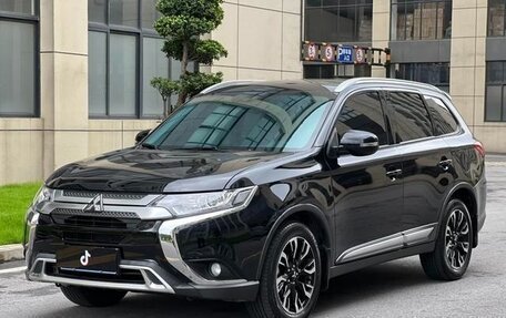 Mitsubishi Outlander III рестайлинг 3, 2021 год, 1 850 000 рублей, 3 фотография