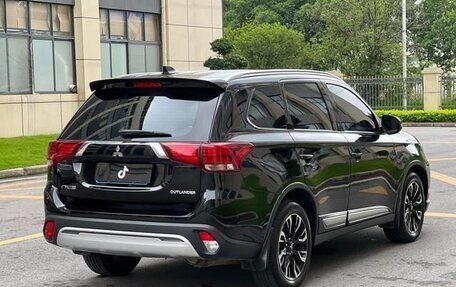 Mitsubishi Outlander III рестайлинг 3, 2021 год, 1 850 000 рублей, 4 фотография