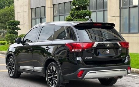 Mitsubishi Outlander III рестайлинг 3, 2021 год, 1 850 000 рублей, 6 фотография