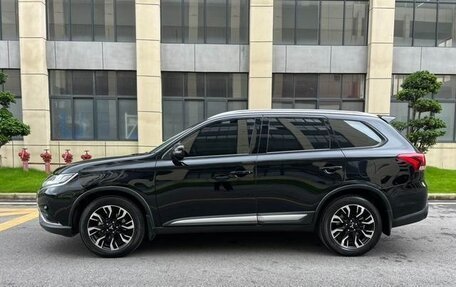 Mitsubishi Outlander III рестайлинг 3, 2021 год, 1 850 000 рублей, 8 фотография