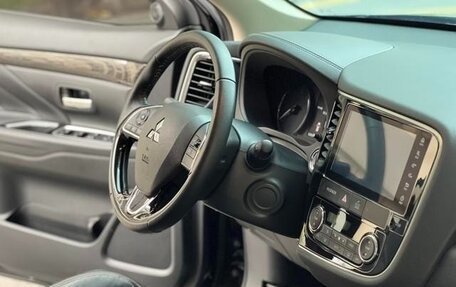 Mitsubishi Outlander III рестайлинг 3, 2021 год, 1 850 000 рублей, 13 фотография