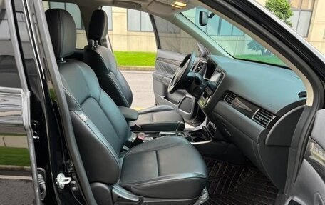Mitsubishi Outlander III рестайлинг 3, 2021 год, 1 850 000 рублей, 14 фотография