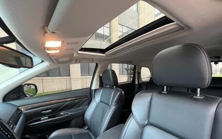Mitsubishi Outlander III рестайлинг 3, 2021 год, 1 850 000 рублей, 16 фотография