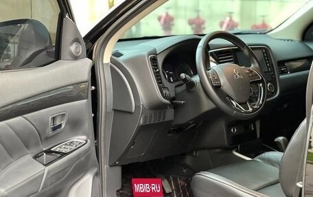 Mitsubishi Outlander III рестайлинг 3, 2021 год, 1 850 000 рублей, 12 фотография