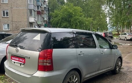 Toyota Wish II, 2005 год, 670 000 рублей, 2 фотография