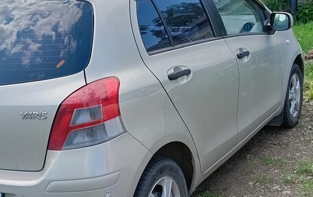 Toyota Yaris III рестайлинг, 2010 год, 800 000 рублей, 2 фотография