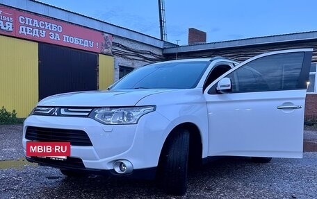 Mitsubishi Outlander III рестайлинг 3, 2012 год, 1 390 000 рублей, 3 фотография