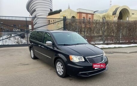Chrysler Voyager IV, 2014 год, 1 700 000 рублей, 2 фотография