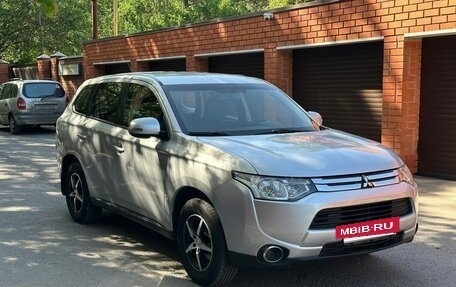 Mitsubishi Outlander III рестайлинг 3, 2014 год, 1 335 000 рублей, 2 фотография