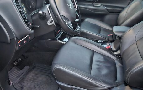 Mitsubishi Outlander III рестайлинг 3, 2017 год, 1 999 999 рублей, 8 фотография