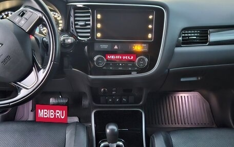 Mitsubishi Outlander III рестайлинг 3, 2017 год, 1 999 999 рублей, 3 фотография