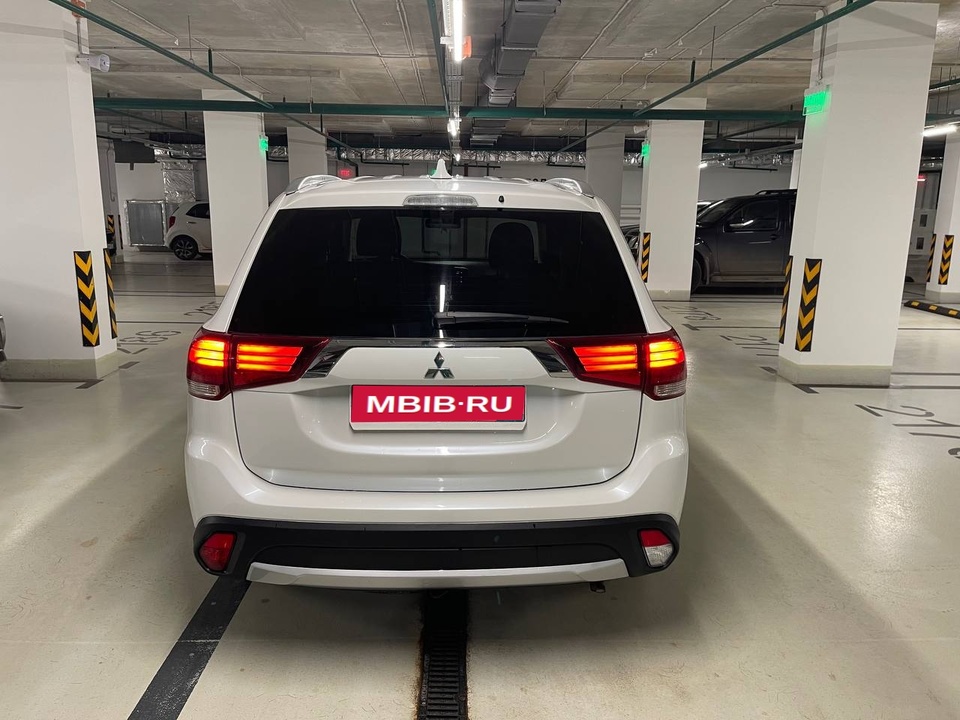Mitsubishi Outlander III рестайлинг 2, 2018 год, 1 999 999 рублей, 4 фотография