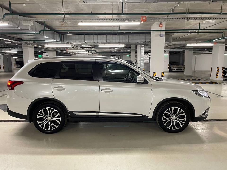 Mitsubishi Outlander III рестайлинг 2, 2018 год, 1 999 999 рублей, 3 фотография