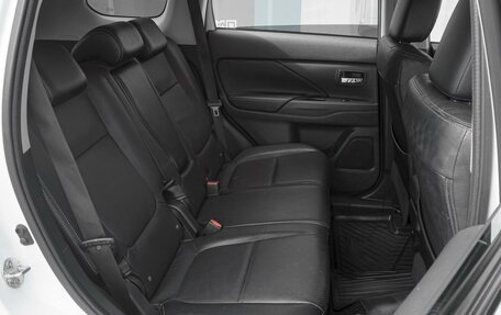 Mitsubishi Outlander III рестайлинг 3, 2017 год, 1 999 000 рублей, 7 фотография